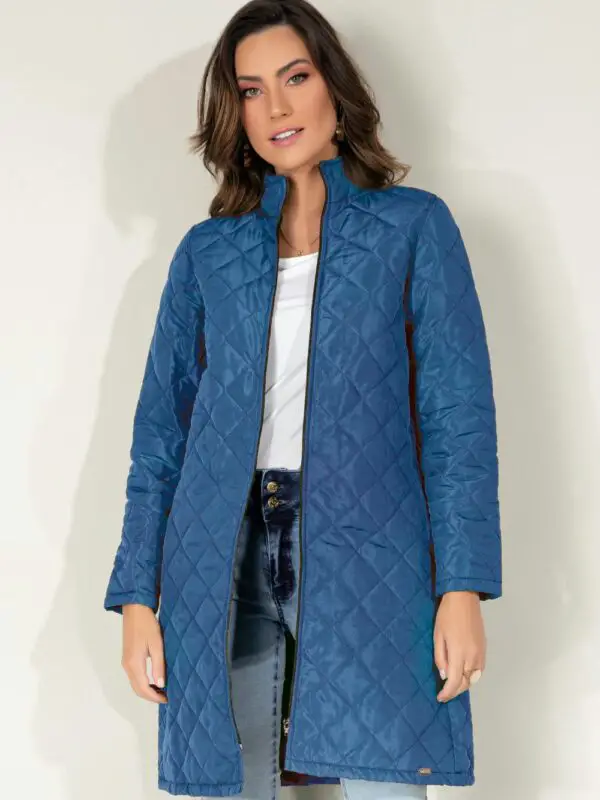 Jaqueta Puff Azul Alongada com Bolsos Jaqueta Puff Azul Alongada com Bolsos: Conforto e Estilo em uma Peça Só