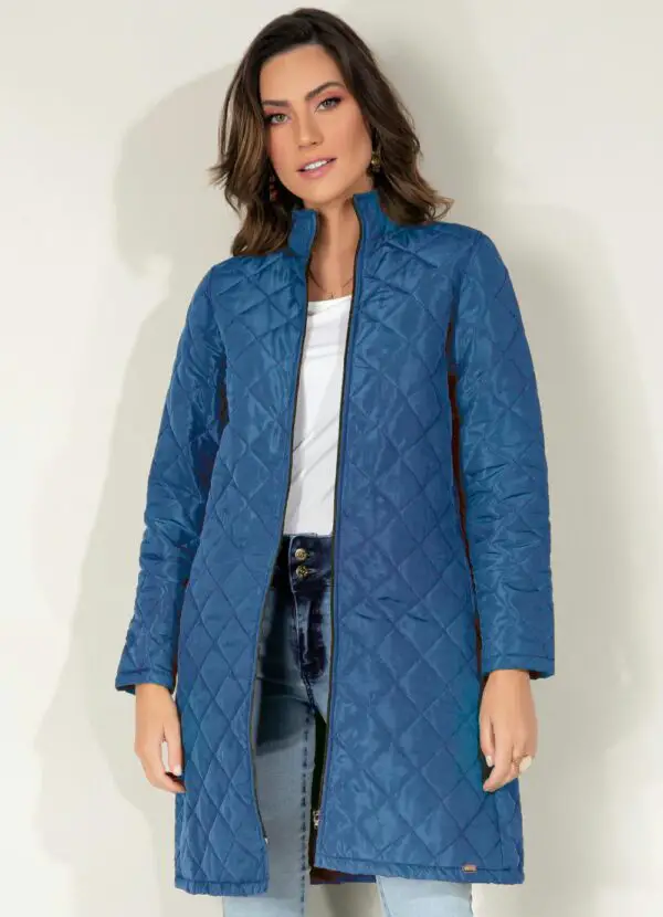 Jaqueta Puff Azul Alongada com Bolsos: Conforto e Estilo em uma Peça Só