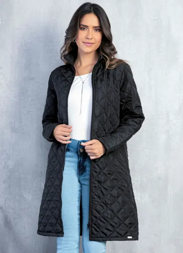 Jaqueta Puffer Feminina Preta Alongada com Bolsos: Conforto e Estilo em uma Peça Só