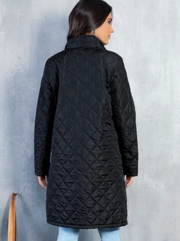 Jaqueta Puff Preta Alongada com Bolsos: Conforto e Estilo em uma Peça Só